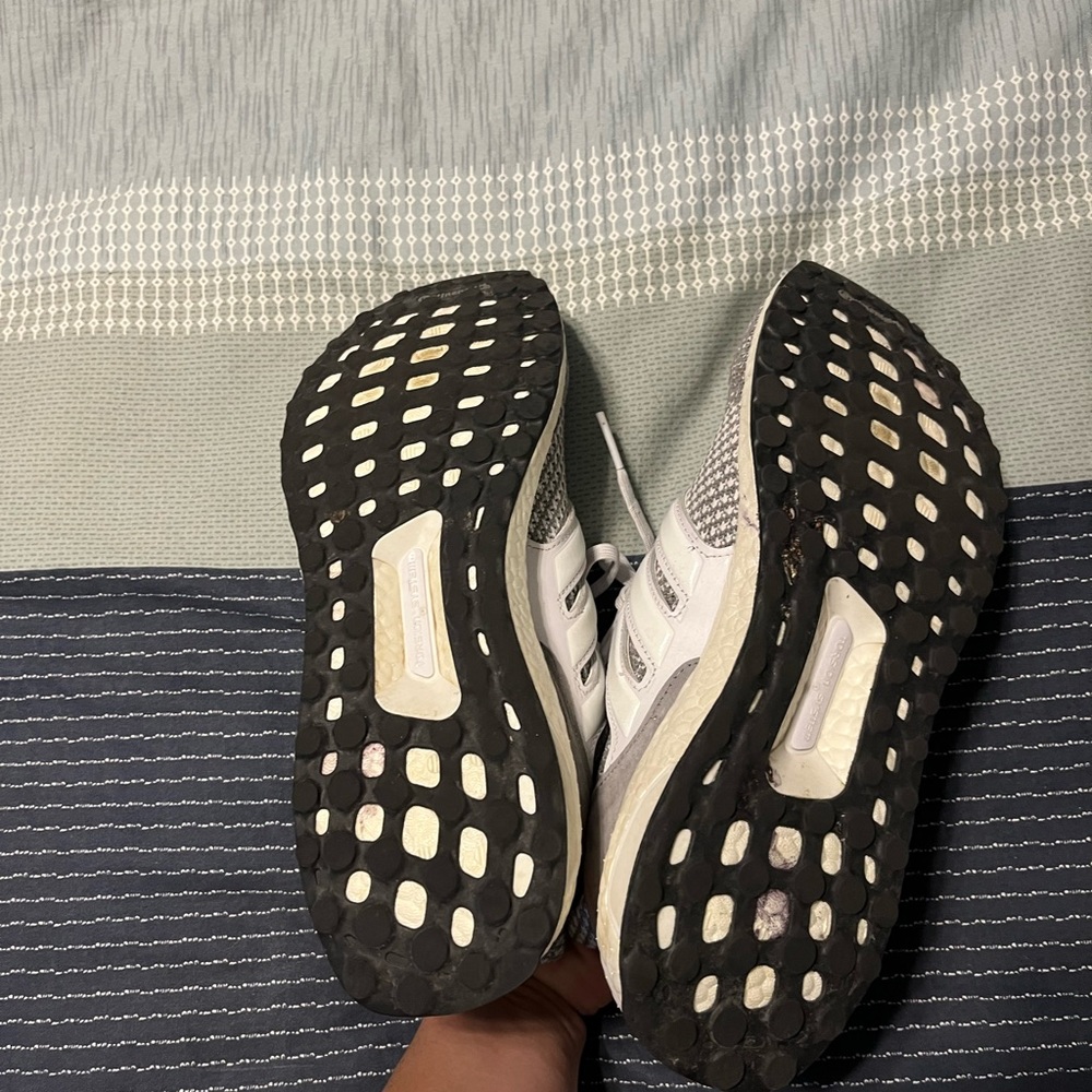 Womens size 10 adidas ultra boosts. worn a handful of times. Great condition. - Picture 3 of 4